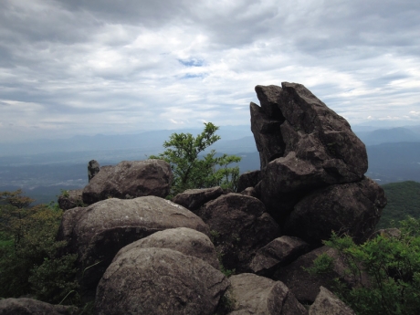 山頂の先にある展望が開けた岩場