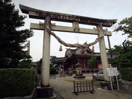 境内の南側にたつ石鳥居