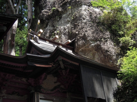 本社と御姿岩
