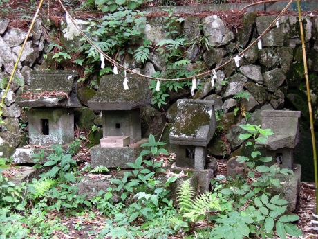 飯縄大権現のわきに並ぶ石の祠