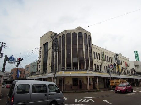 第四銀行がある中央町交差点を右折