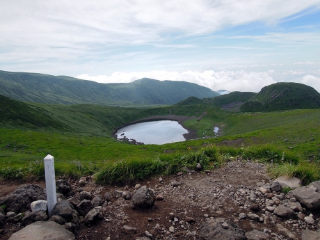 御浜小屋手前から鳥海湖