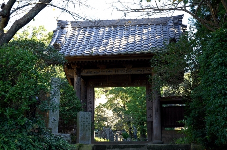 光触寺の山門をくぐる