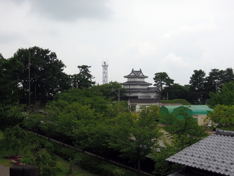 陸上自衛隊駐屯地の向こうに三階櫓が見える