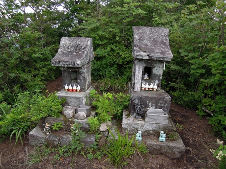 山頂の近くに祀られた石の祠