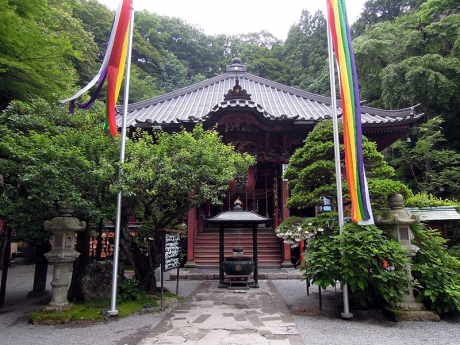 静かな境内にお経が響いていた