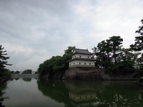 本丸石垣と掘と旧二の丸隅櫓