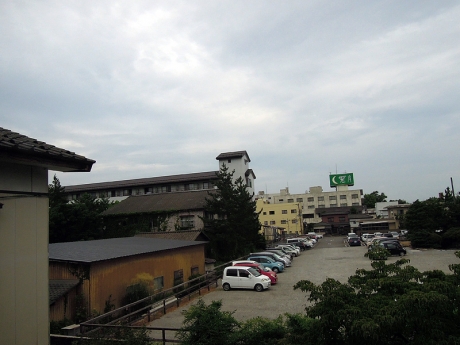 部屋の窓から空模様を確認する