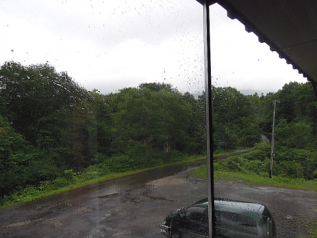 残念ながら窓の外は雨模様