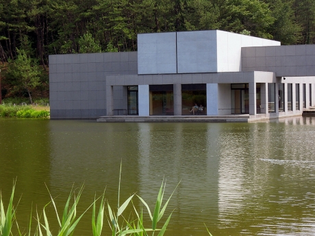 白鳥池のほとりに建つ土門拳記念館