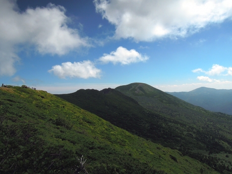 断崖から赤倉岳山頂、井戸岳、大岳の眺め