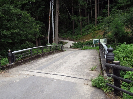 滝谷川にかかる門前橋をわたり、参道に入る