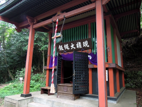 石段の上に鎮座する飯縄大権現