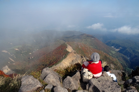 山頂から鬼面山に連なる稜線を見下ろす