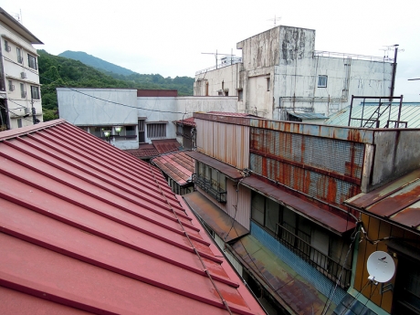 温泉街の彼方に見える山は五万石か