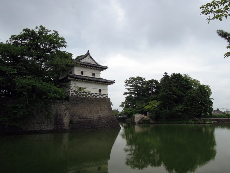 旧二の丸隅櫓と旧土橋門付近の土居